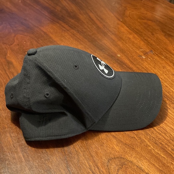 Under Armour Black Golf Hat Quick Dry - Picture 4 of 10